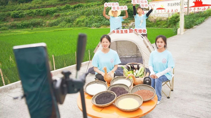 实践团队开展直播助农活动。beat365唯一官方网站供图