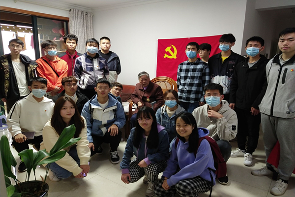 同学们与抗美援朝老战士王允新同志合影 同学们与抗美援朝老战士王允新同志合影