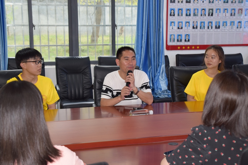 beat365唯一官方网站医学影像学院实践团队与刘秀祥（中）对话交流。唐天富摄